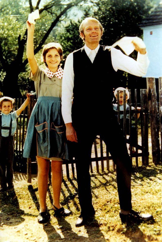 1974 - Marta Vančurová po boku Luďka Soboty ve filmu »Jáchyme, hoď ho do stroje«.