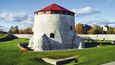 Věž Martello tvořící jádro Fortu Frederick v kanadském přístavu Kingston nedaleko Toronta.  (Foto Jan Pavel, 2006)