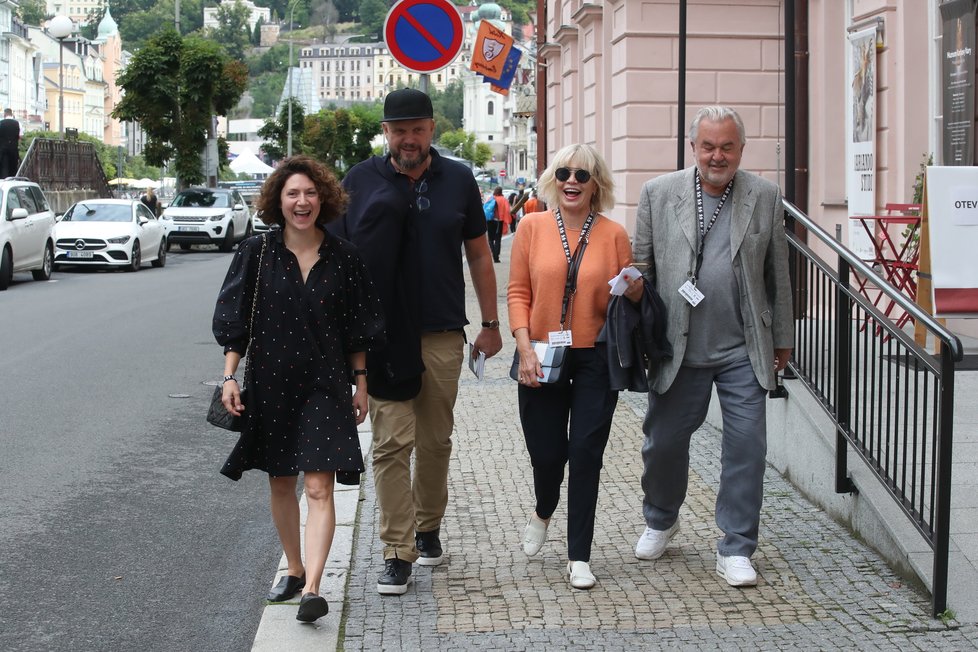 Na kolonádě se objevila Martha Issová s Davidem Ondříčkem a Jana Švandová s Pavlem Satoriem.