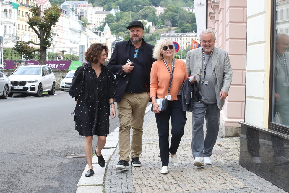 Na kolonádě se objevila Martha Issová s Davidem Ondříčkem a Jana Švandová s Pavlem Satoriem.