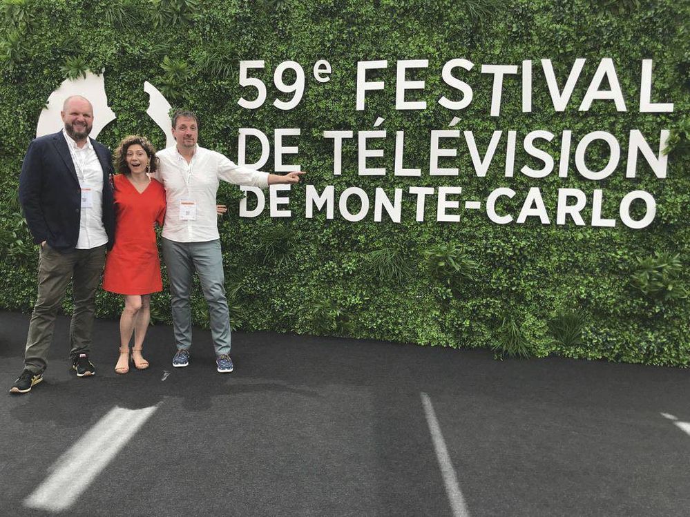 Režisér David Ondříček, herečka Martha Issová a producent ČT Michal Reitler na festivale v Monte Carlu.
