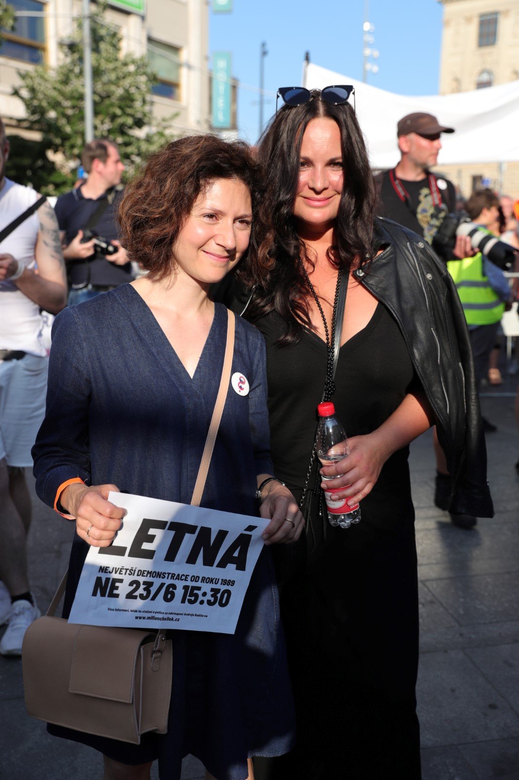 Herečky Martha Issová a Jitka Čvančarová během demonstrace proti premiérovi Andreji Babišovi a ministryni spravedlnosti Marii Benešové na Václavském náměstí (4. 6. 2019)