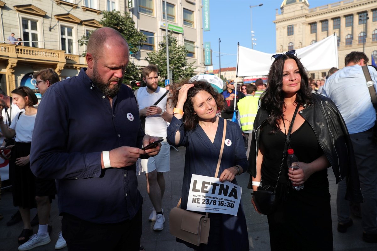 Herečky Martha Issová a Jitka Čvančarová během demonstrace proti premiérovi Andreji Babišovi a ministryni spravedlnosti Marii Benešové na Václavském náměstí (4. 6. 2019)