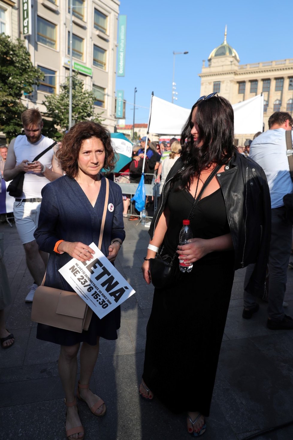 Herečky Martha Issová a Jitka Čvančarová během demonstrace proti premiérovi Andreji Babišovi a ministryni spravedlnosti Marii Benešové na Václavském náměstí (4. 6. 2019)