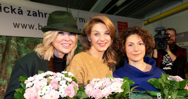 Kateřina Kaira Hrachovcová, Sabina Laurinová a Martha Issová v Botanické zahradě