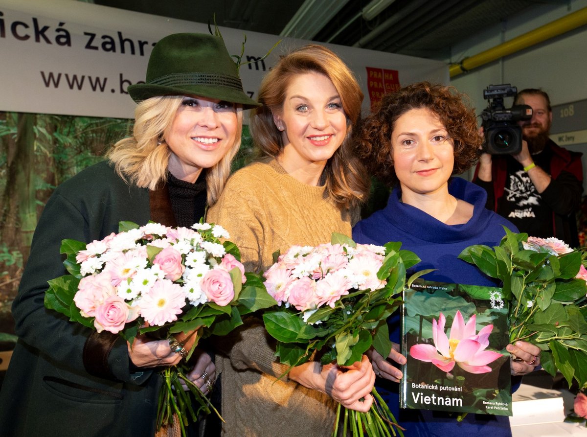 Kateřina Kaira Hrachovcová, Sabina Laurinová a Martha Issová v Botanické zahradě