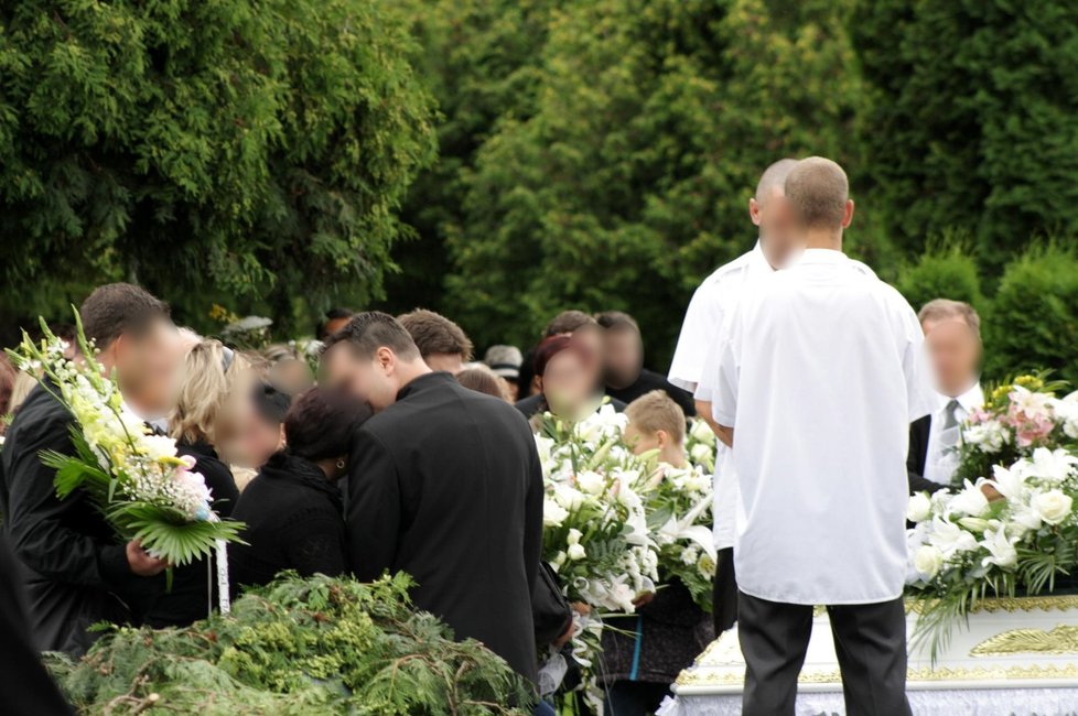 Rodina Denisky na jejím pohřbu trpěla smutkem.