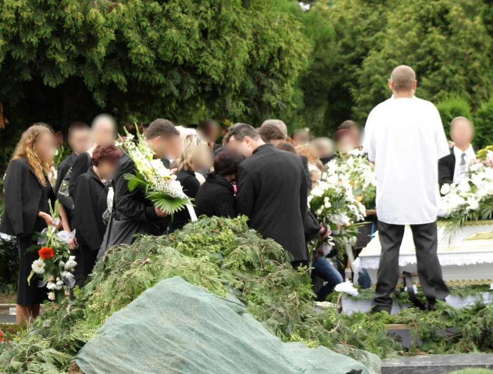 Pohřbu Denisky se zúčastnili její blízcí.