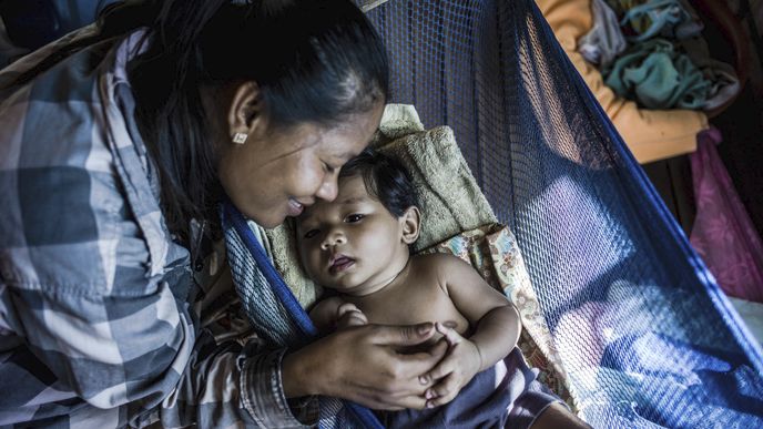 Sok z Kambodži, kterou léčí MAGNA v rámci HIV/AIDS programu, se svým synem Kinem.