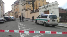 Místo činu před kadeřnictvím střeží policisté.