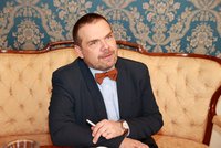 Ministr Baxa o zvýšení poplatků za ČT a rozhlas: S odkladem bychom platili ještě více!