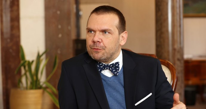 Ministr Baxa představil radikální zvýšení poplatků: 160 korun měsíčně za ČT, 55 za Rozhlas