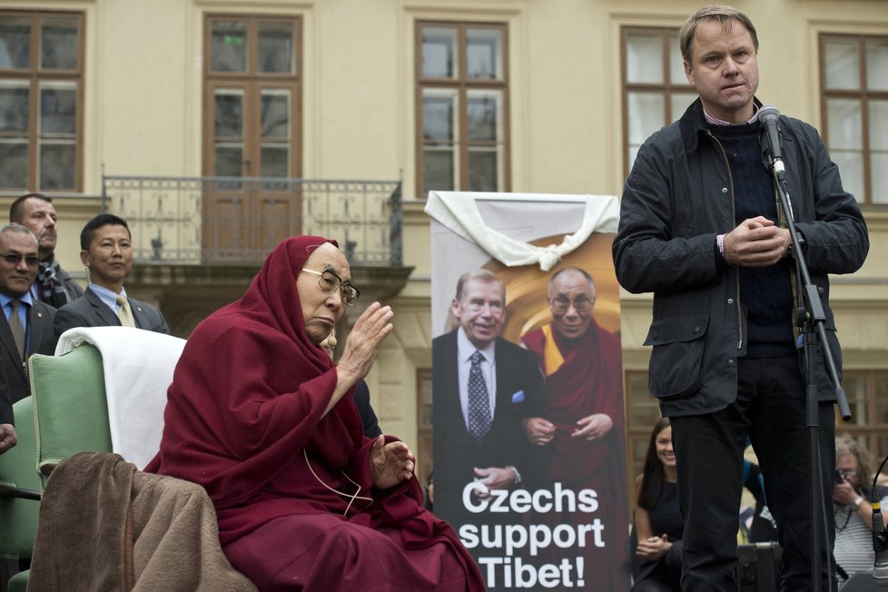 Martin Bursík a dalajlama na Hradčanském náměstí