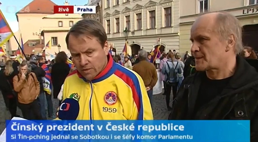 Druhý den čínského prezidenta v Praze: Na protest na podporu Tibetu dorazili i exministři Bursík a Kocáb