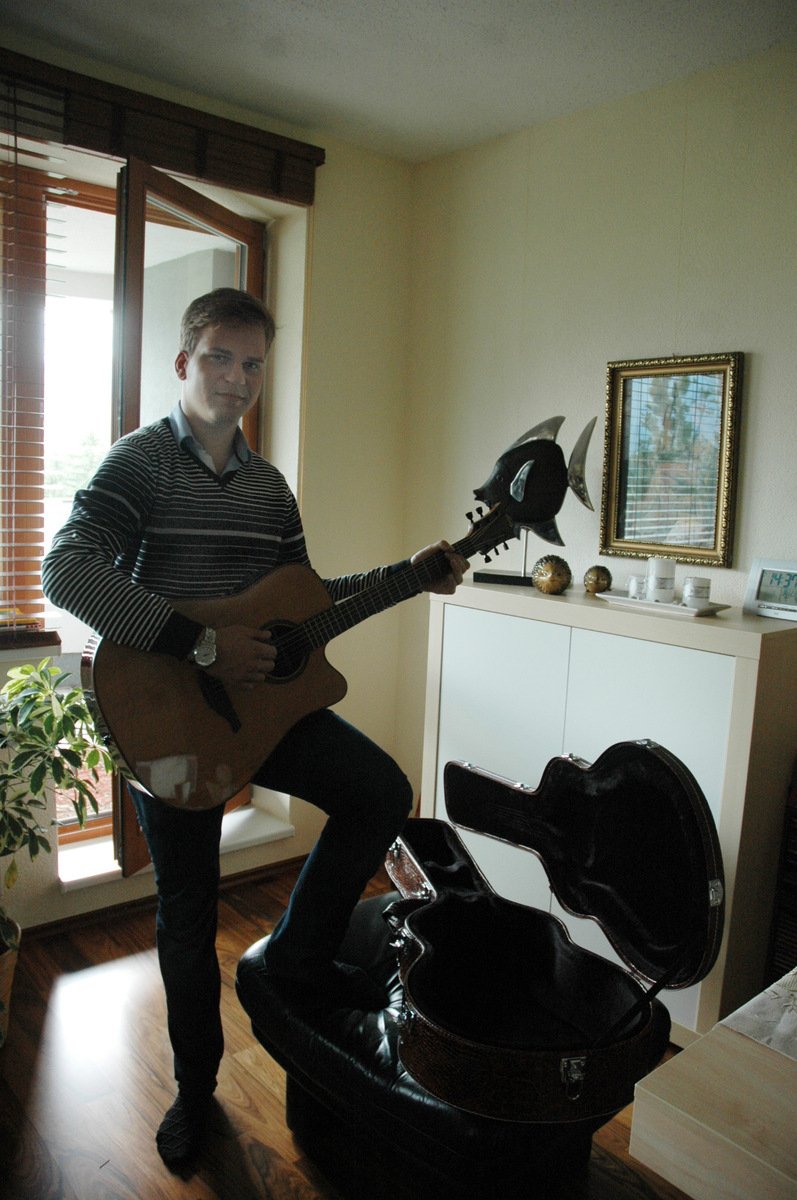 Martin a jeho nejblíbenější kytara, na kterou hraje téměř denně.