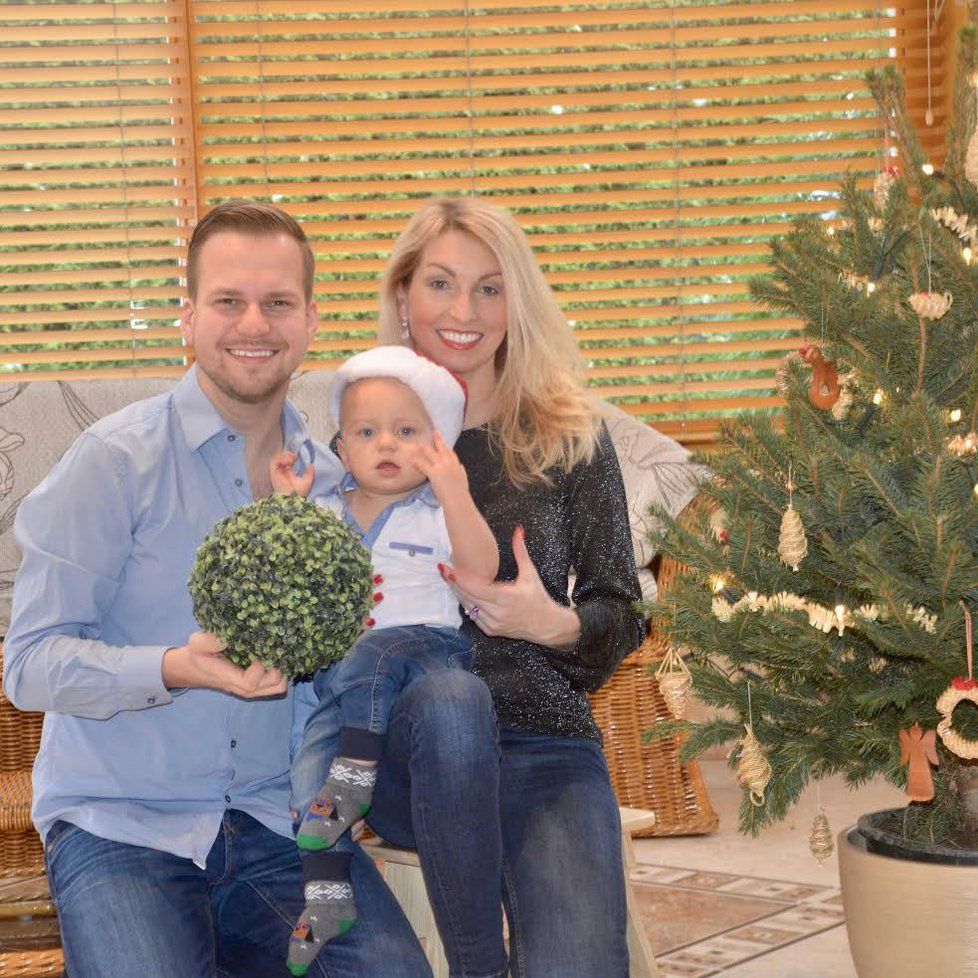 Spokojená rodinka u vánočního stromku: Martin Chodúr, Ivona Selníková a roční syn Martínek.