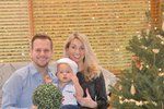 Spokojená rodinka u vánočního stromku: Martin Chodúr, Ivona Selníková a roční syn Martínek