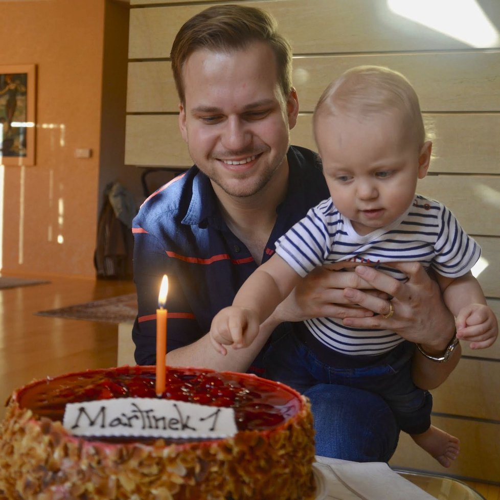 Martin Chodúr se synem Martínkem při oslavě jeho prvních narozenin.