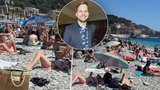 Slavný český zpěvák šokoval fotkami z pláže: Hlava na hlavě v dovolenkovém ráji!