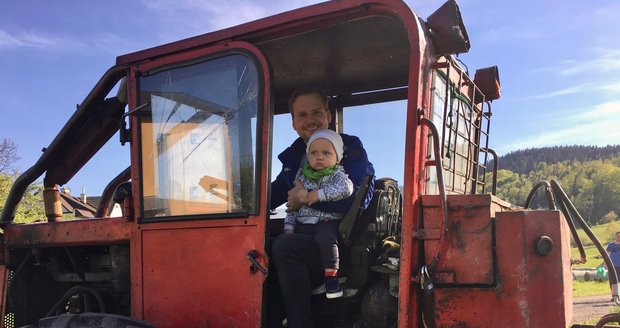 Martin vyměnil lakovky za tenisky, kvádro za bundu a šup se synem na traktor.