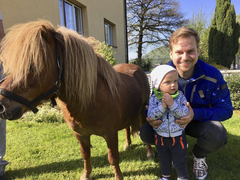 Martínek vyrůstá uprostřed přírody a zvířat, kamarád poník se jmenuje Erwin.