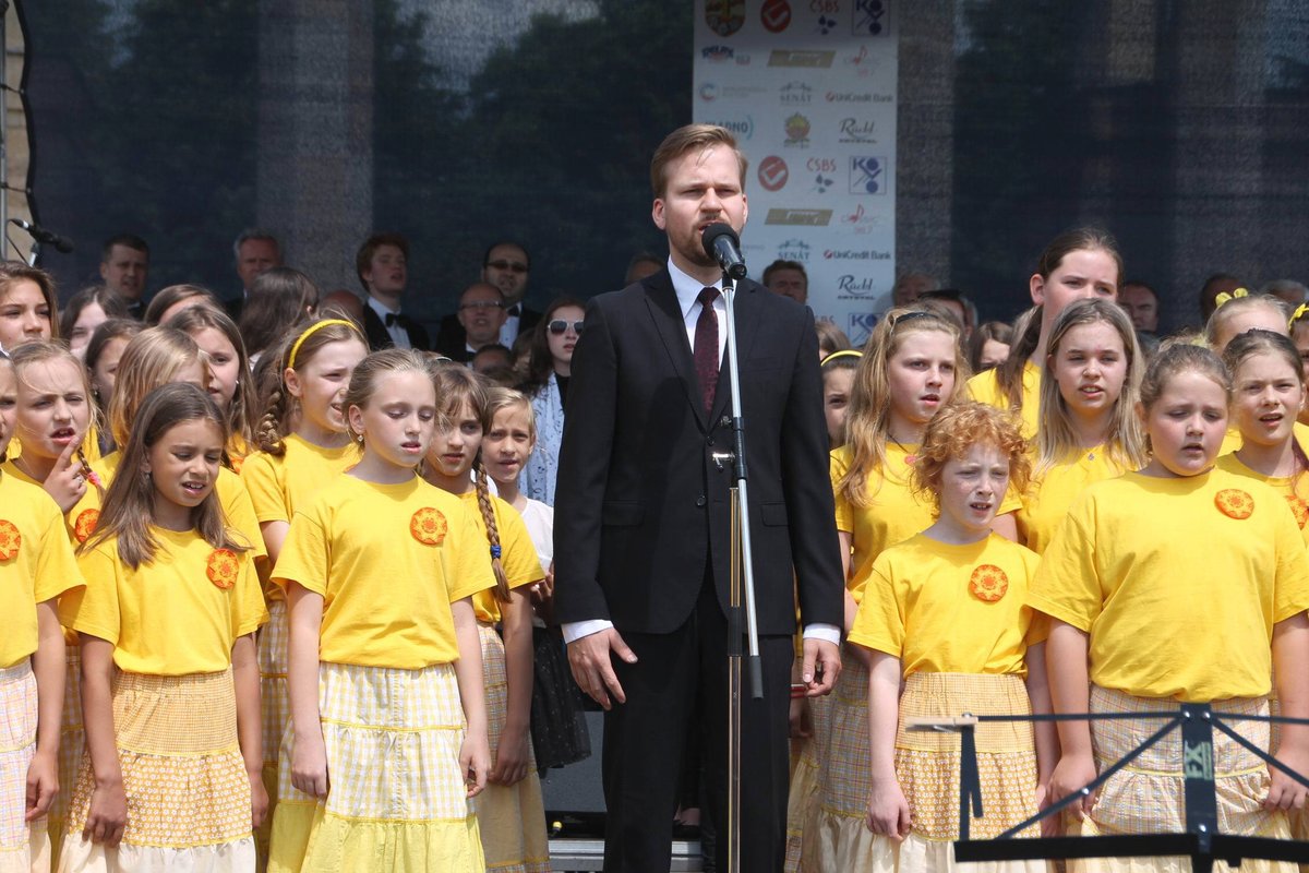 Loni při 75. výročí Lidic zpíval Martin s dětským sborem Cohenovo Hallelujah.