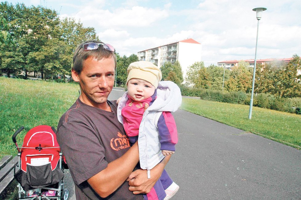Martin s malou Nelly. Muž z Litvínova věří, že je biologickým otcem dítěte.