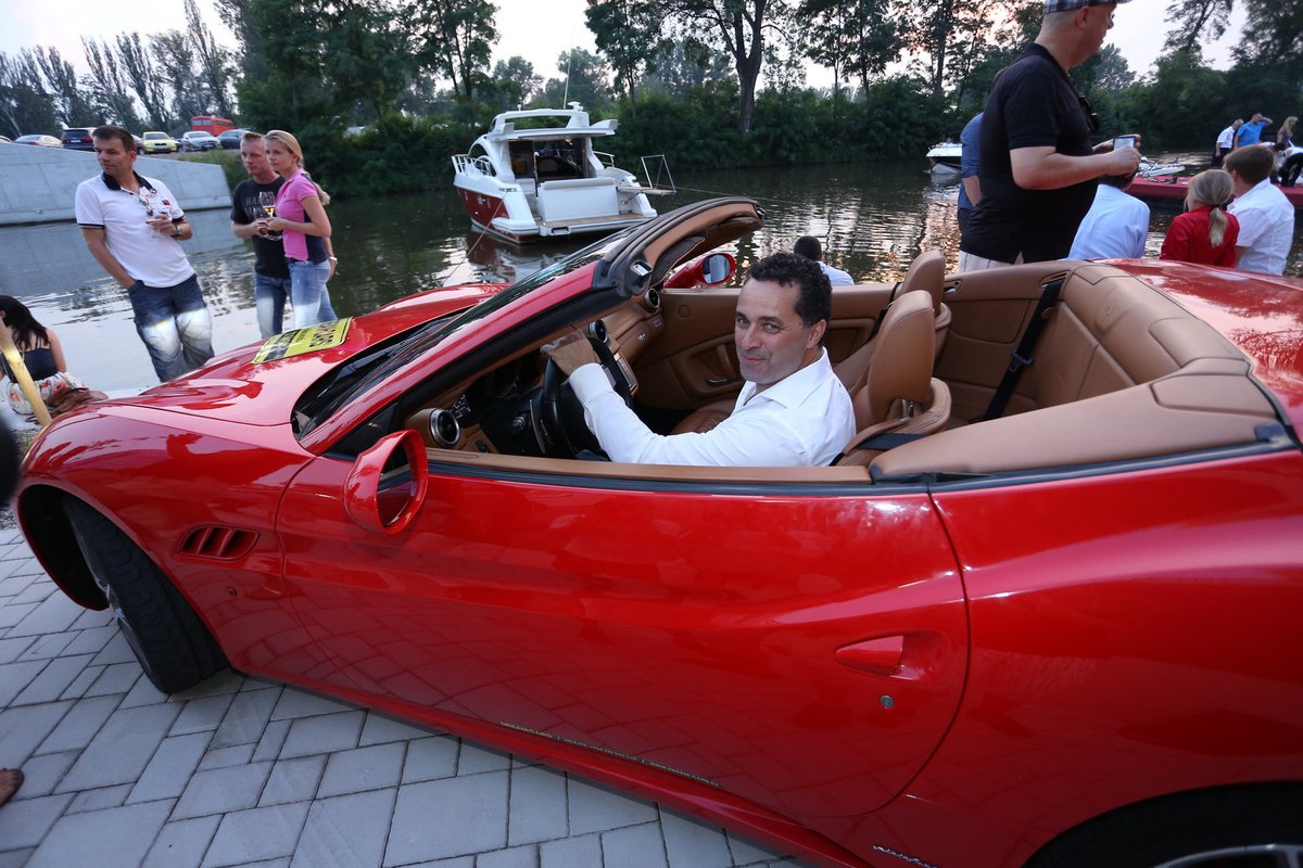 Martin Dejdar v luxusním ferrari na břehu Vltavy!