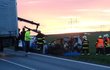 Auto nemělo proti kamionu žádnou šanci. Auto nemělo proti kamionu žádnou šanci.