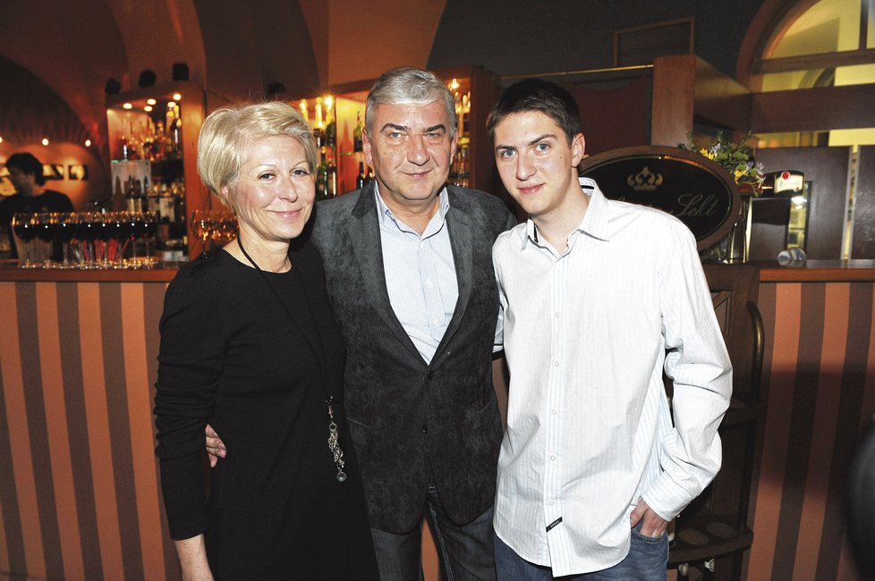 Miroslav Donutil s manželkou a synem Martinem