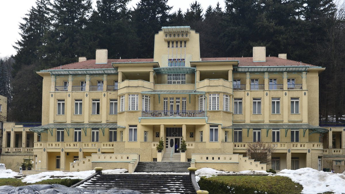Hotel Popper vs. Dům Bedřicha Smetany v Luhačovicích (skutečnost).