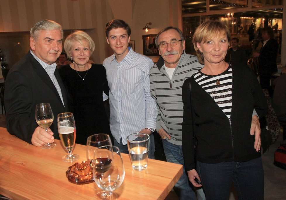 Rodina Donutilových s Pavlem Zedníčkem a jeho partnerkou Hanou Kousalovou.