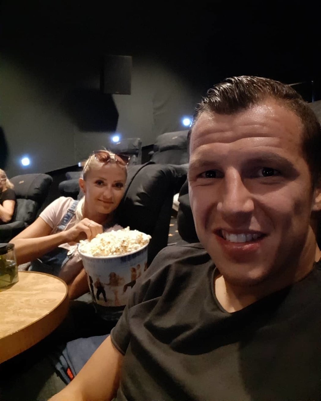 Fotbalista Martin Dostál s manželkou v kině