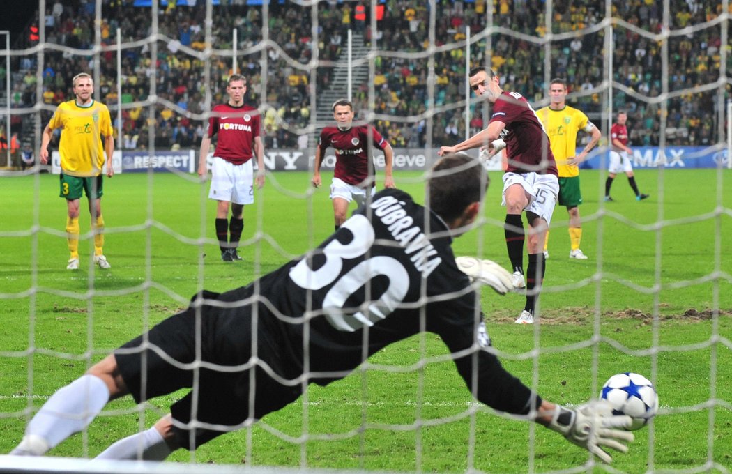 Martin Dúbravka chytá penaltu Jiřímu Kladrubskému.