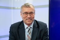 Ministr Dvořák po akutní výměně kyčle: Proháním chodítko po chodbě!