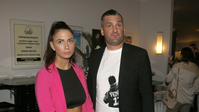 Skandálů okolo Fenina se nakupilo tolik, že pohár trpělivosti manželce přetekl.
