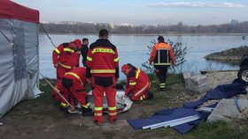 Záchranáři pátrají po slovenském ekonomovi, který se převrátil na Dunaji.