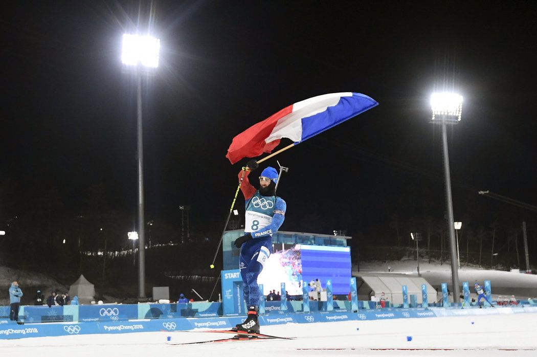 Martin Fourcade slaví s francouzskou vlajkou