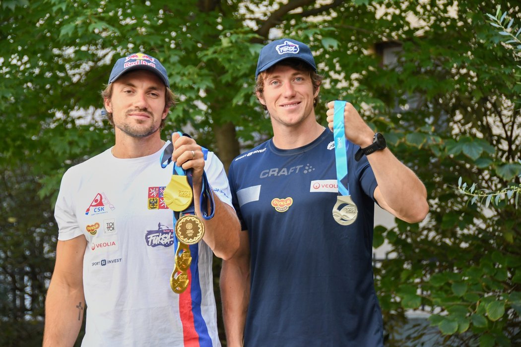 Martin Fuksa (vlevo) a jeho bratr Petr s medailemi
