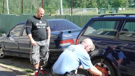 25. 8. 2009: Martin H. přihlíží sundavání policejní botičky na svém autě