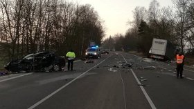 Smrt na Havlíčkobrodsku: Po srážce s kamionem zemřel třicetiletý řidič osobáku.