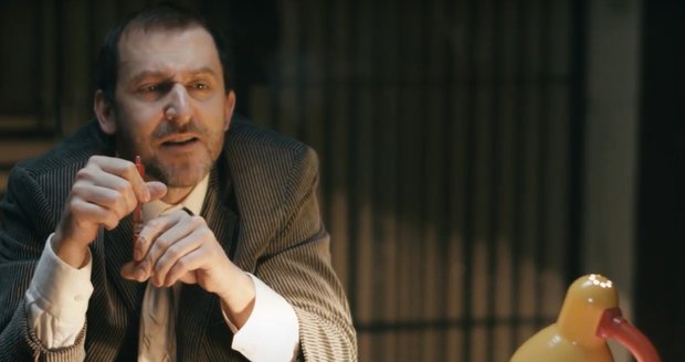 Martin Hofmann ve videoklipu Úředník jako kravaťák.