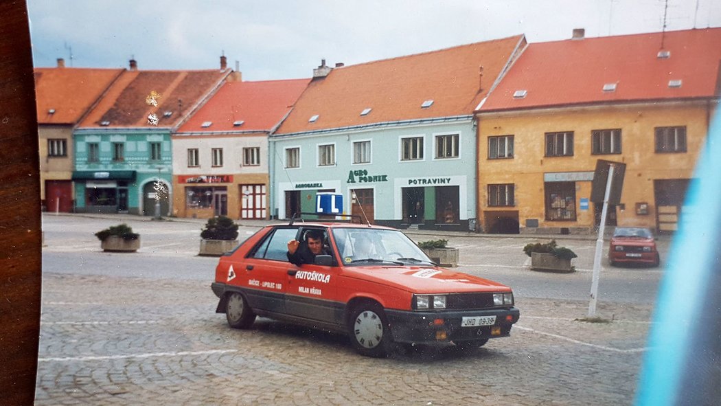 Renault 11: „K srdci mi přirostly hned dva kousky: na červené jedenáctce rodičů jsem začínal učit v autoškole u táty. Stejný model v jiné barvě jsem si pak koupil v roce 1993. Měl jsem ho deset let a učil s ním řídit žáky už ve vlastní autoškole. Bylo to mé první mluvící auto, pamatuji třeba na jeho hlášky - máte zataženou ruční brzdu a podobně.“