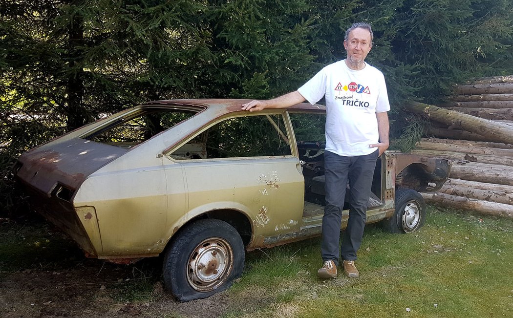 Renault 15: „Šlo o druhé auto v rodině, táta ho koupil v roce 1978 v pražském Motole a já se s ním ve třinácti naučil řídit. Moc jsem toužil se do něj vrátit. Kontaktoval jsem i jeho současného majitele, že bych ho odkoupil, ale zatím to nevyšlo. Tak jsem si pořídil přes inzerát dvě patnáctky, z nichž bychom chtěli se synem složit a zrenovovat jednoho hezkého veterána.“