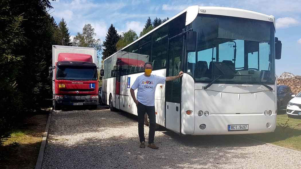 K červenému náklaďáku Renault Premium, který před devíti lety vystřídal ifu, přibyl minulý rok do sbírky autobus Renault P.V.I.