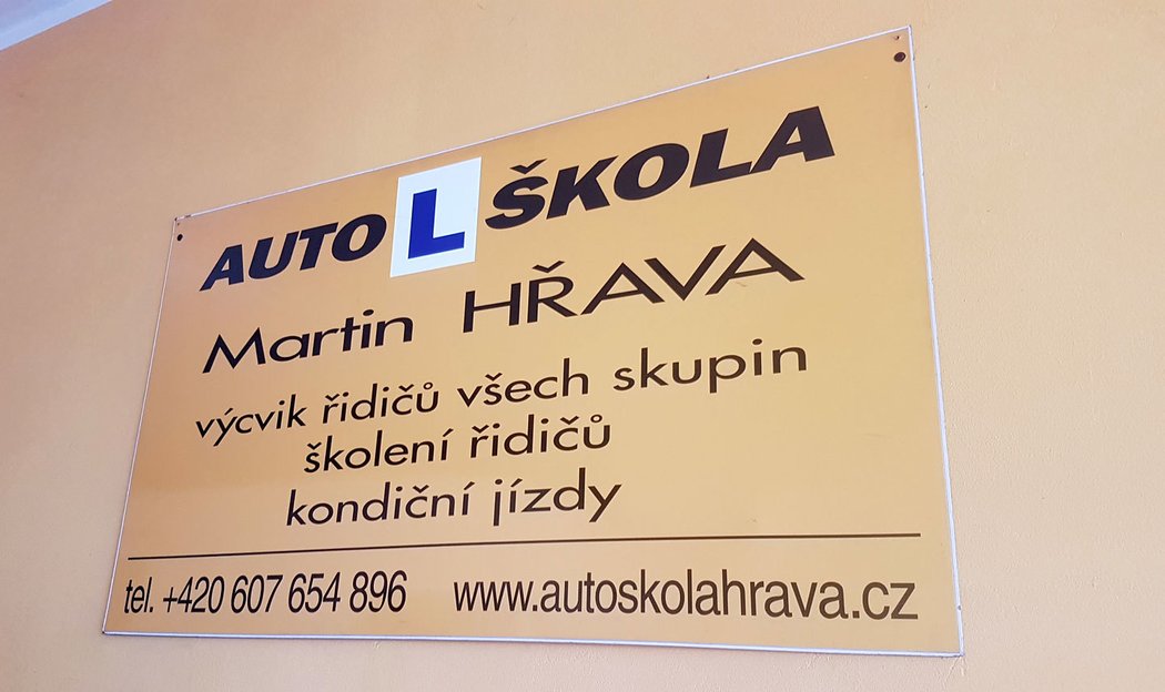 Učitel autoškoly sbírá renaulty