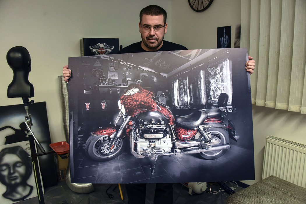 Za jednu z největších piplaček považuje slovenský airbrusher 897 lebek na motocyklu Triumph Rocket III. Makal na nich skoro dva měsíce.