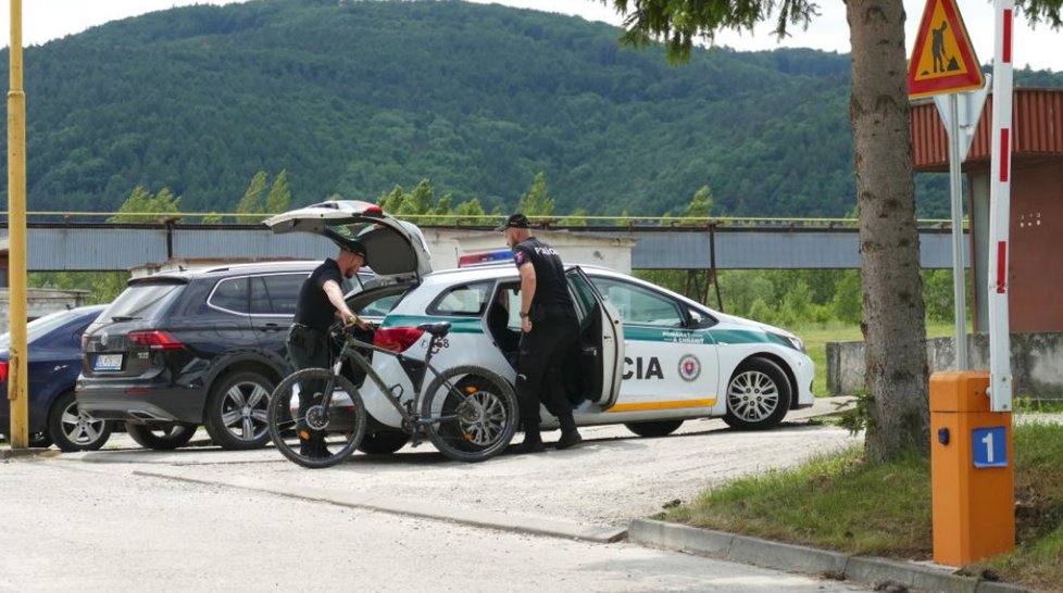 Policisté na místě krvavé tragédie.