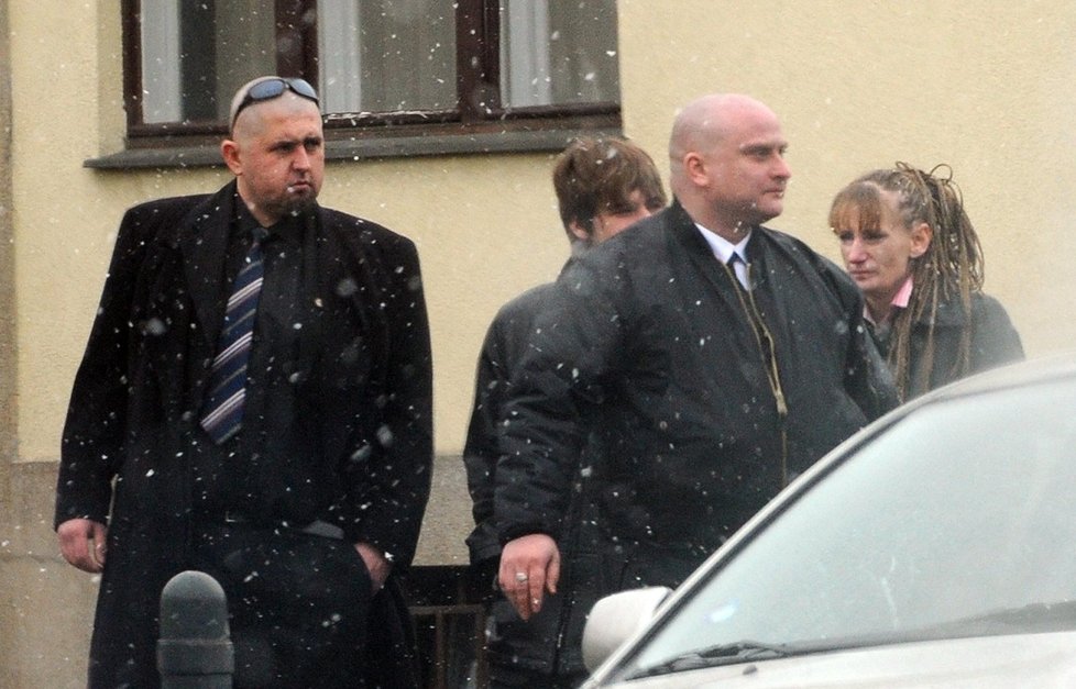 Na pohřbu muže, který napadl Mirka Topolánka, se sešli neonacisté