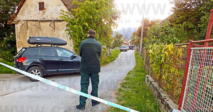 V tomto domě ve slovenské Bystřičce k zastřelení dívek došlo